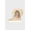 Suede boots with fur