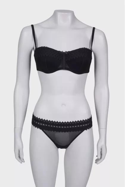 Black underwear with lace, with a tag