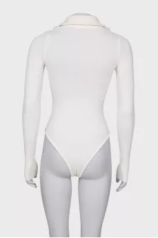 Body with a zipper at the collar