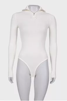 Body with a zipper at the collar