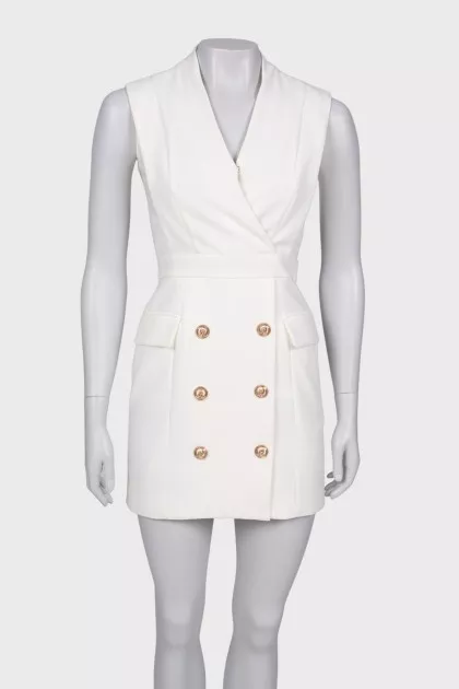 White dress close-fitting in the waist