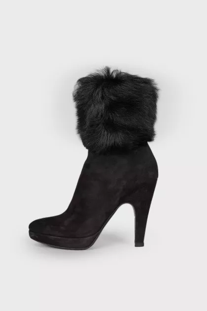 Suede ankle boots with fur