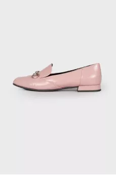 Low-heeled patent leather shoes