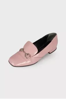 Low-heeled patent leather shoes