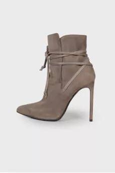 Pointed toecap suede ankle boots