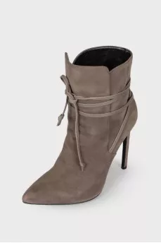 Pointed toecap suede ankle boots