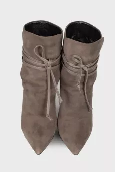 Pointed toecap suede ankle boots