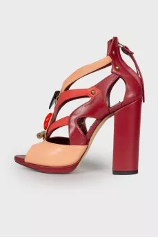 Leather sandals with geometric decor