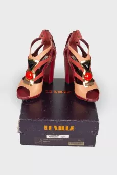 Leather sandals with geometric decor