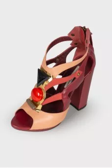 Leather sandals with geometric decor