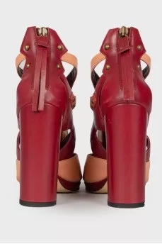 Leather sandals with geometric decor