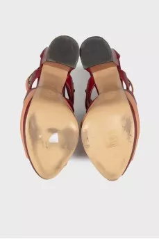 Leather sandals with geometric decor
