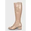 Lacquered boots with a zipper