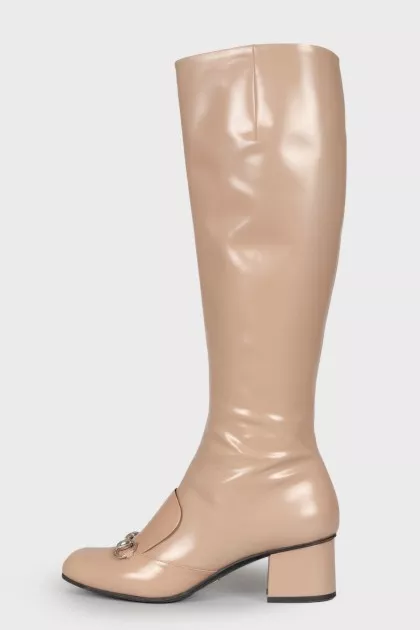 Lacquered boots with a zipper