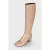 Lacquered boots with a zipper