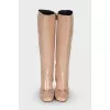 Lacquered boots with a zipper