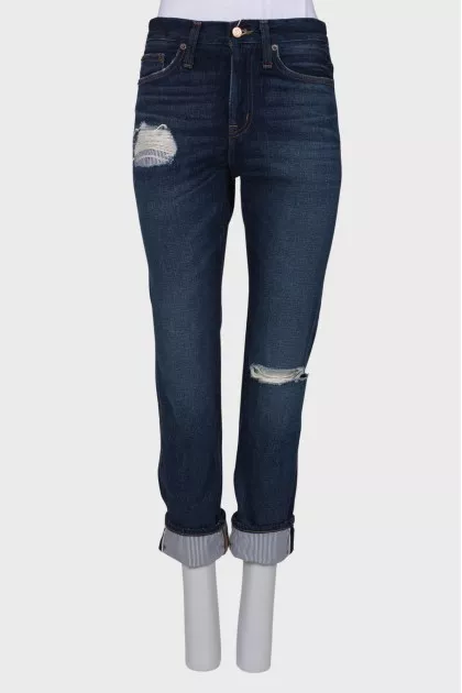 Dark blue jeans with a tag