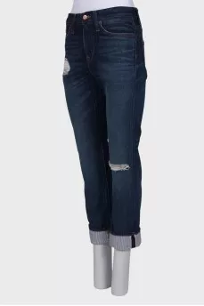 Dark blue jeans with a tag