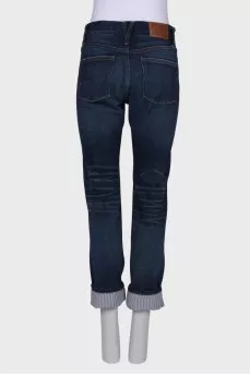 Dark blue jeans with a tag