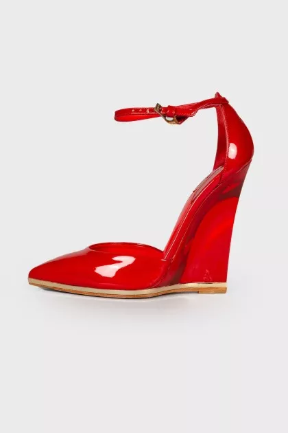 Red patent leather pumps