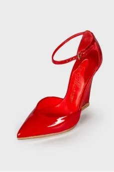 Red patent leather pumps