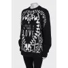 Black sweatshirt in print