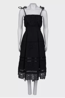 Lace dress with ties at the shoulders