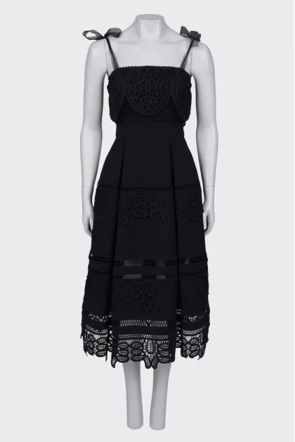 Lace dress with ties at the shoulders