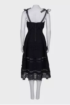 Lace dress with ties at the shoulders