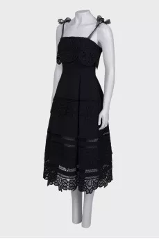 Lace dress with ties at the shoulders