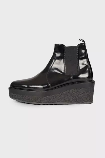 Patent leather wedge boots