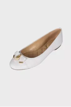 Белые балетки с бантом 