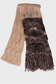 Knitted scarf with a pattern