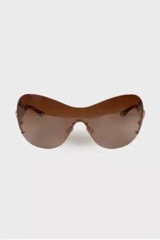 Sunglasses with brand logo