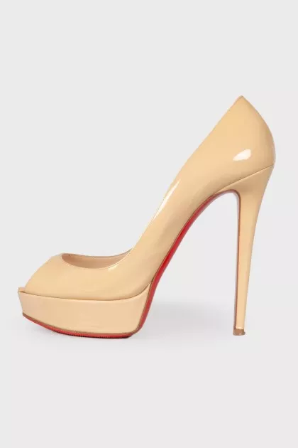 Beige patent leather pumps