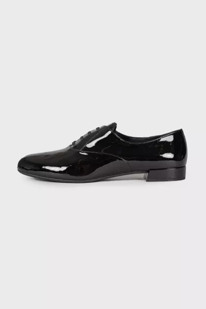 Low-heeled patent leather shoes