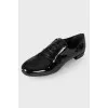 Low-heeled patent leather shoes