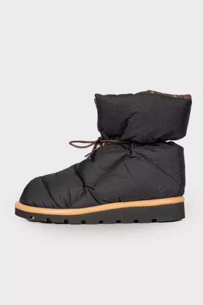 Inflated boots with brand logo