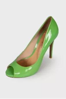 Peep-toe patent leather shoes
