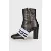 Leather ankle boots with brand logo