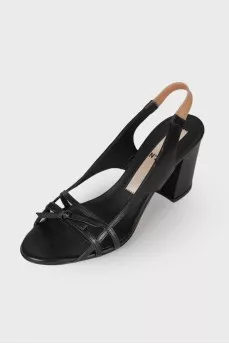 Leather sandals with bow
