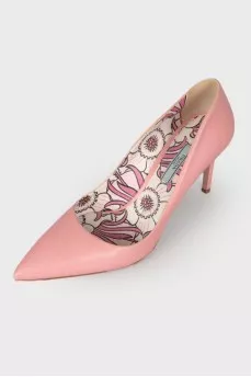 Pink pointed toe pumps