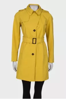 Yellow trench coat at the waist