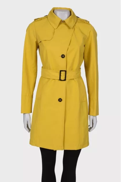 Yellow trench coat at the waist