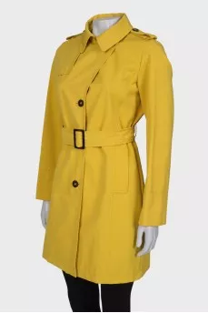 Yellow trench coat at the waist