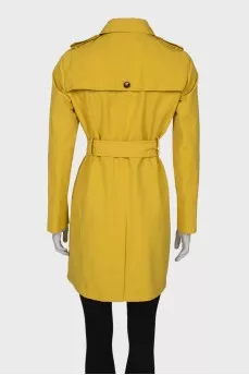 Yellow trench coat at the waist