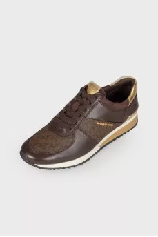 Sneakers with branded logo and tag
