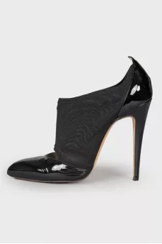 Lacquered mesh shoes