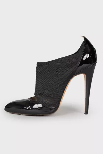 Lacquered mesh shoes
