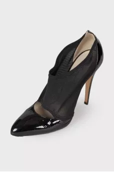 Lacquered mesh shoes